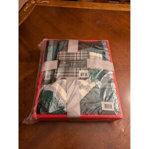 Great Hotels PlushThrow & Sock Set Throw 50" x 60" Green
